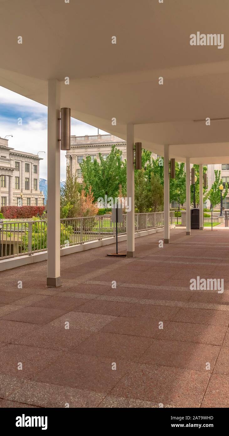 Vertical Frame Entryway fino allo Utah state Capital Building nel centro di Salt Lake City Foto Stock