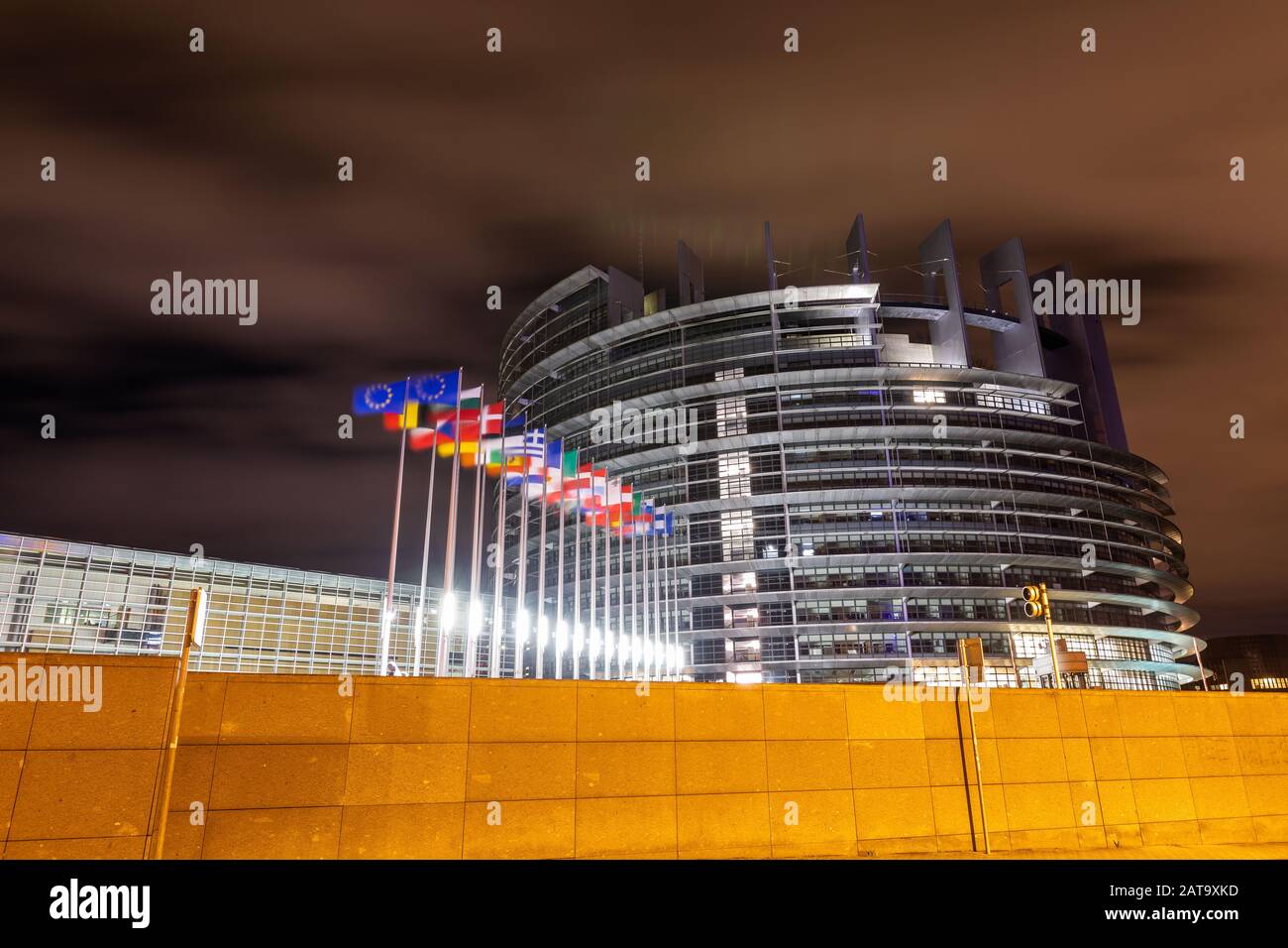 Strasburgo, Francia. 31 gennaio 2020, Francia, Straßburg: Le bandiere degli stati membri europei vacillano per la prima volta senza la bandiera della Gran Bretagna davanti all'edificio del Parlamento europeo. Più di tre anni e mezzo dopo il referendum sull'orata, la Gran Bretagna non è più membro dell'Unione europea dal 31 gennaio 2020 (24:00 CET). Foto: Philipp von Ditfurth/dpa credito: DPA Picture Alliance/Alamy Live News Foto Stock