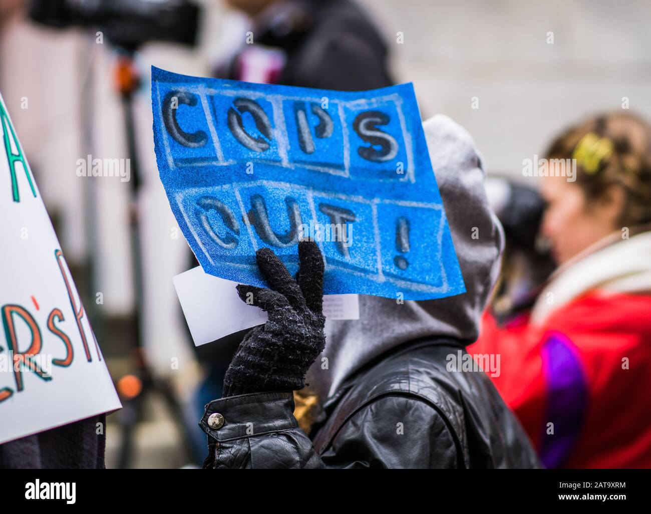 Il gruppo di attivisti Decolonize Questo Luogo ha tenuto massicce azioni di protesta chiedendo poliziotti fuori dalla MTA e libero transito. Rimuovere i poliziotti dalle scuole. Foto Stock