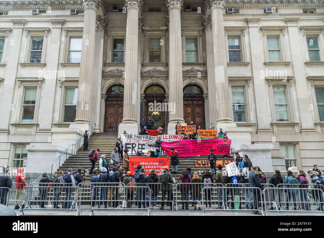 Il gruppo di attivisti Decolonize Questo Luogo ha tenuto massicce azioni di protesta chiedendo poliziotti fuori dalla MTA e libero transito. Rimuovere i poliziotti dalle scuole. Foto Stock