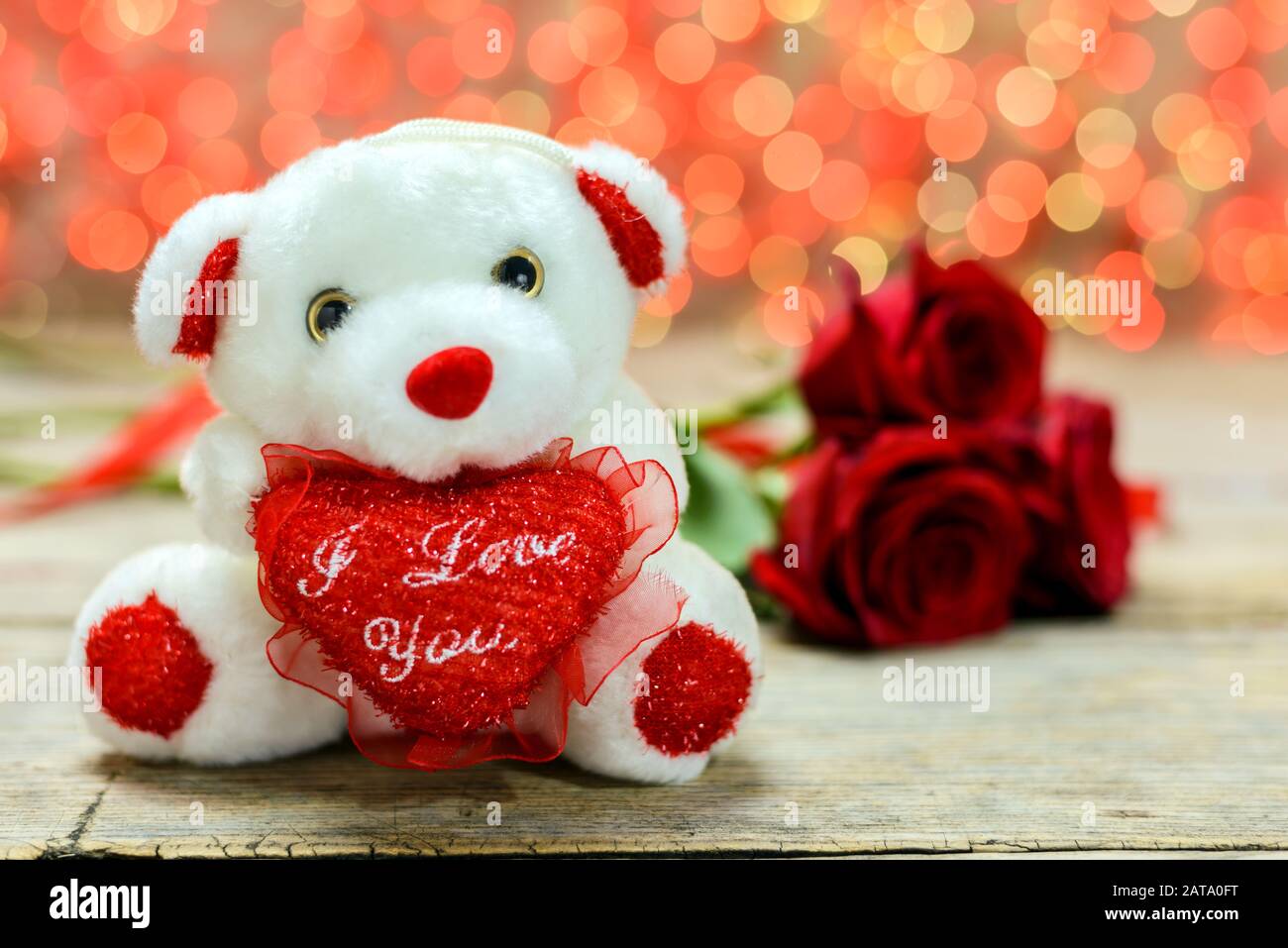 Vista dall'alto di orso di peluche con bouquet di rose rosa isolato su  bianco Foto stock - Alamy