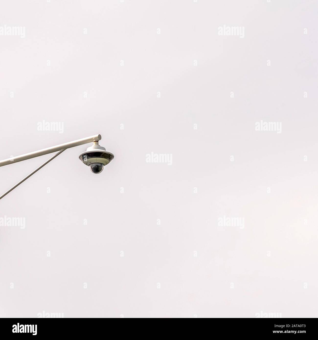 Telecamera di sicurezza tvcc per esterni quadrata installata all'angolo del tetto di un edificio Foto Stock