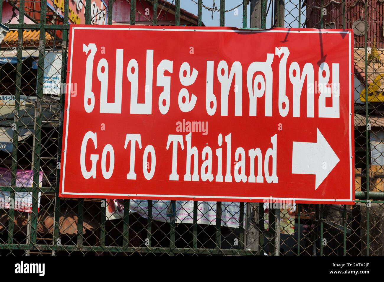 Firma al confine Mae Sai della Thailandia e del Myanmar, che punta alla Thailandia. Foto Stock