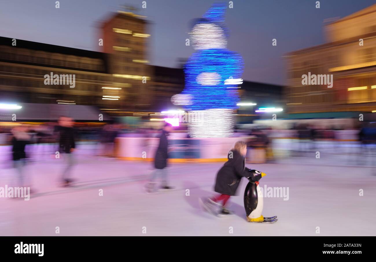 Lipsia, Germania. 31st Gen 2020. Gli skater di ghiaccio fanno i loro giri al 'Leipziger Eistraum' su Augustusplatz. Su un binario di 35 metri di diametro, le parti interessate possono ancora operare fino al 01.03.2020. Credito: Sebastian Willnow/dpa-Zentralbild/ZB/dpa/Alamy Live News Foto Stock