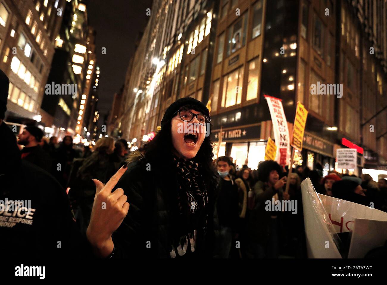 New York City, Stati Uniti. 31st Gen 2020. Un protestante canta slogan durante la manifestazione.Centesimi di marcia attraverso le strade di Manhattan e Grand Central Terminal per protestare contro i recenti arresti violenti da parte della NYPD di colpire le persone di colore. Nel tentativo di frenare l'evasione della tariffa della metropolitana, la polizia ha intensificato i propri pattugliamenti, con conseguenti ulteriori arresti. Con le crescenti preoccupazioni circa il profilo razziale da parte della polizia, il procuratore generale di New York ha lanciato un'indagine sulle operazioni di polizia della metropolitana. Credit: Sopa Images Limited/Alamy Live News Foto Stock