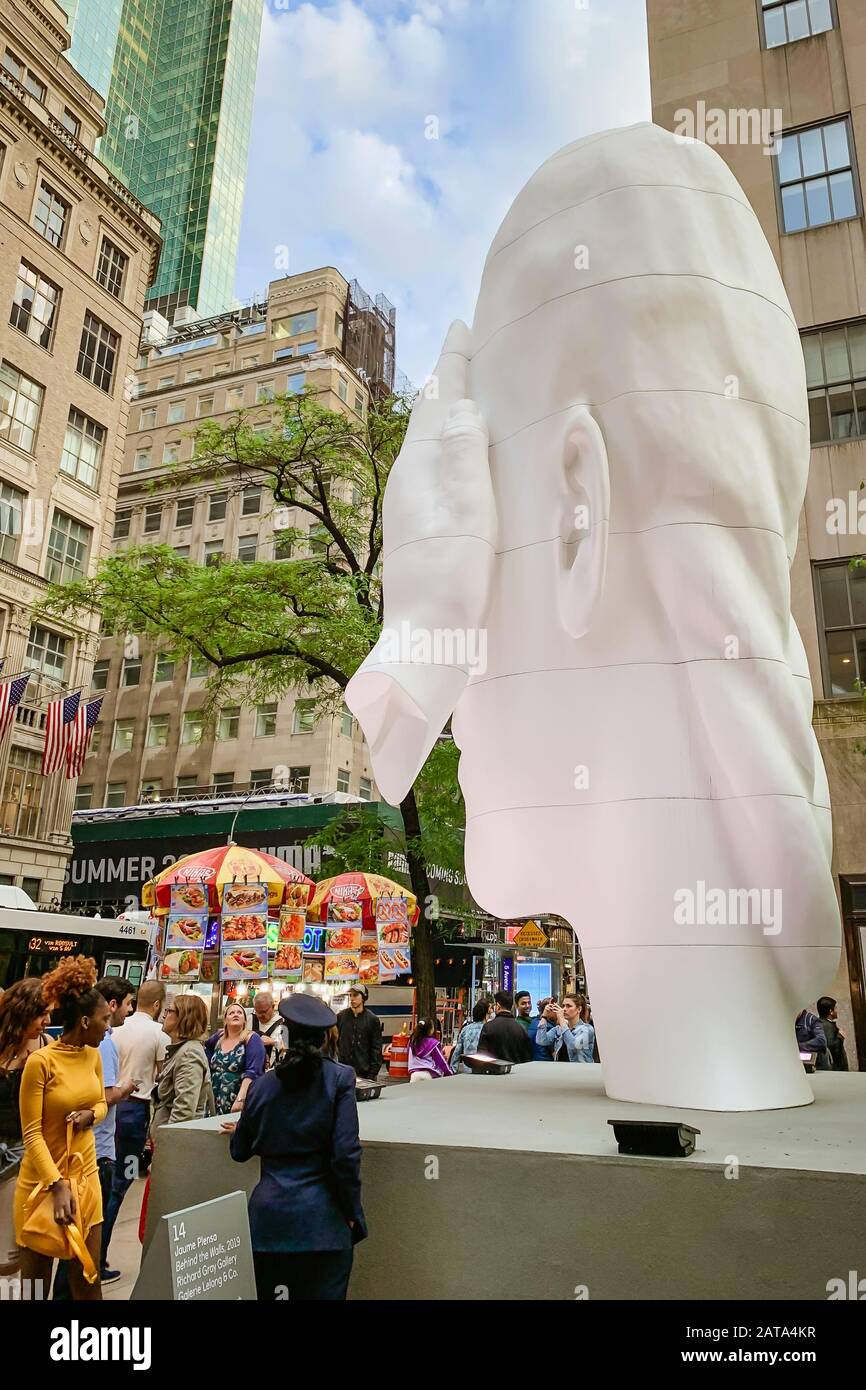 New York City/Usa-28 Maggio 2019 Rockefeller Center, Immagine Di Frieze Sculpture. Jaume Plensa - Dietro Le Mura. Quinta Avenue, Midtown Of Manhattan Foto Stock