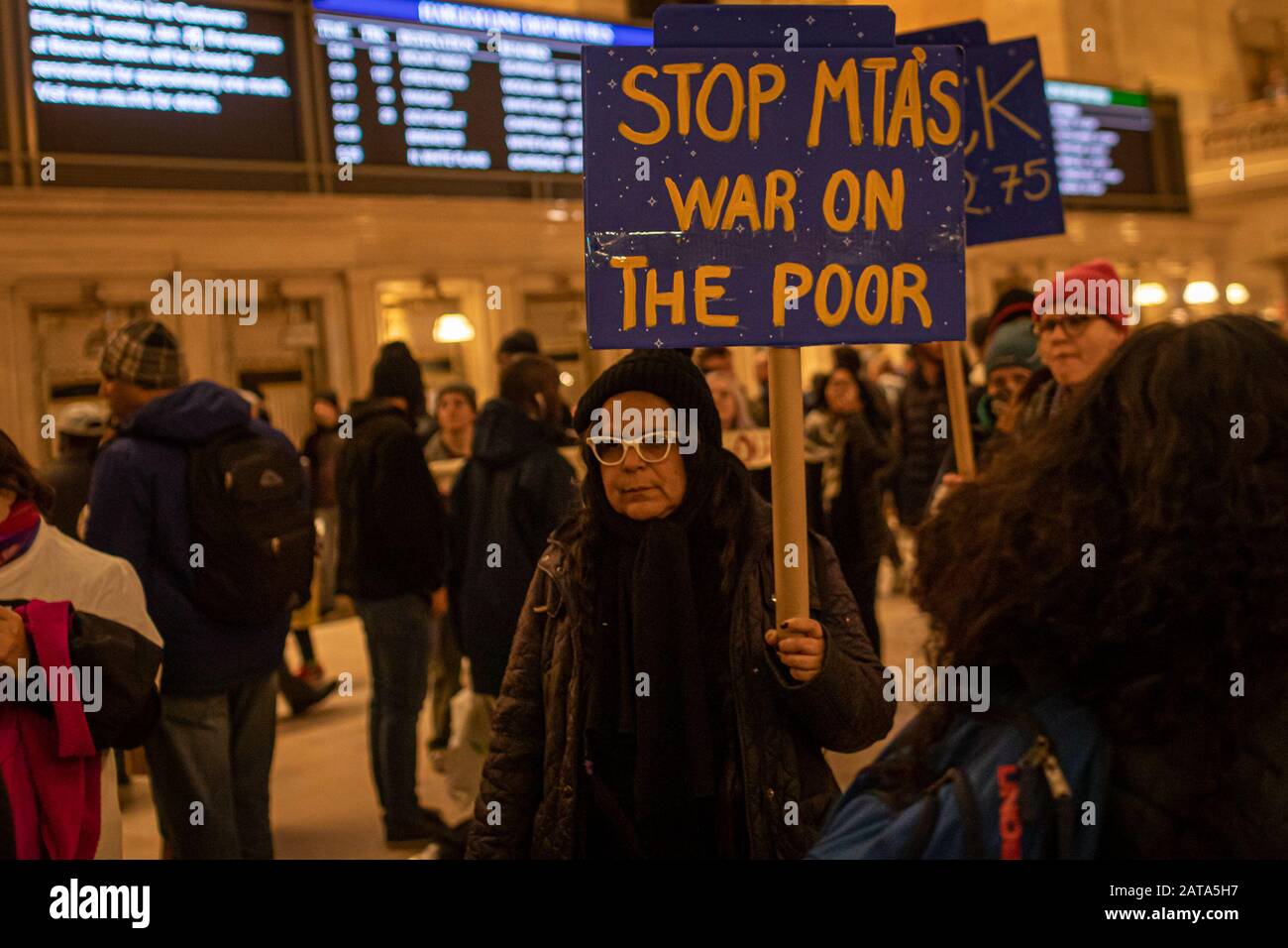 Centinaia di persone si sono recate in strada e decine di persone sono state arrestate durante un giorno di "azione di transito su tutta la città" a New York City. I vari gruppi politici ed attivisti che hanno organizzato la protesta hanno utilizzato una diversità di tattiche durante il giorno -- compreso le gocce della bandiera, il traffico di bloccaggio ed il vandalismo -- tutti i quali erano destinati a trasmettere le loro richieste di libero transito pubblico, tutte le forze di polizia dalle sottopagazioni, la fine delle molestie di fornitori, artisti e piena accessibilità di coloro che hanno capacità diverse. (Foto Di Michael Nigro/Pacific Press) Foto Stock