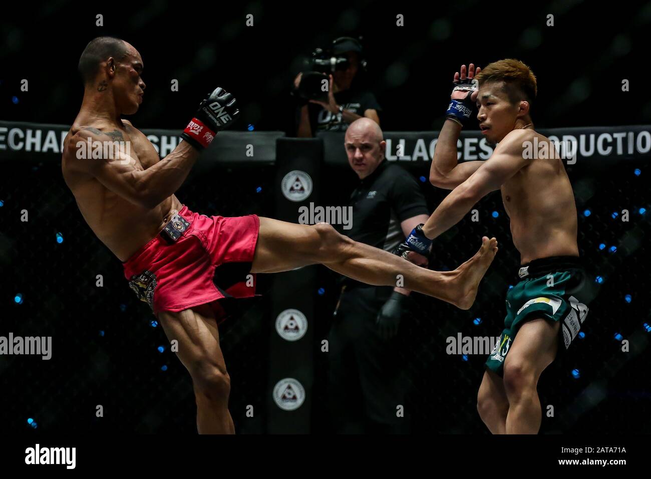 Pasay City, Filippine. 31st Gen 2020. WADA Tatsumitsu of Japan (R) compete contro Ivanildo Delfino del Brasile (L) durante il flyweight match maschile al ONE Championship Tournament di Pasay City, Filippine, 31 gennaio 2020. Credito: Rouelle Umali/Xinhua/Alamy Live News Foto Stock