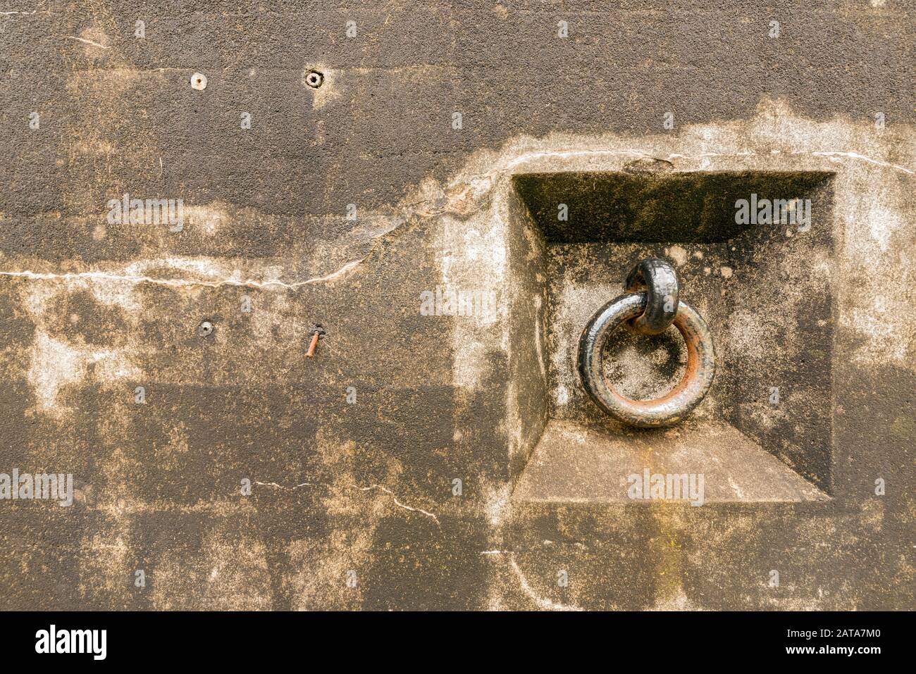 Un muro di cemento con un anello di ghisa a Battery Harvey Allen, Fort Canby, Washington, USA Foto Stock