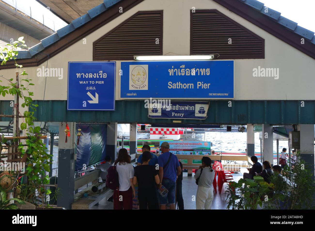 Bangkok, Thailandia-28 gennaio 2020: Molo di Sathorn, un molo principale per la barca turistica, gruppo di turisti stanno acquistando biglietti per la navigazione lungo il fiume Chao Phraya Foto Stock