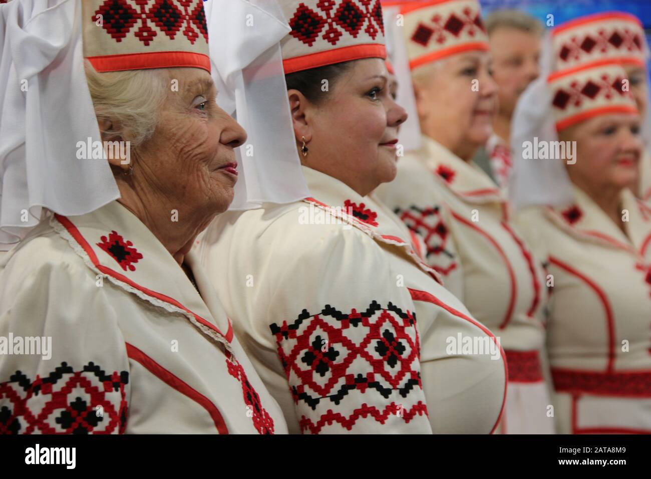 Bielorussia, la città di Gomil, 12 novembre 2018. Casa dei pensionati. Le vecchie donne slave cantano canzoni. Donne bielorusse in cappelli nazionali. Foto Stock
