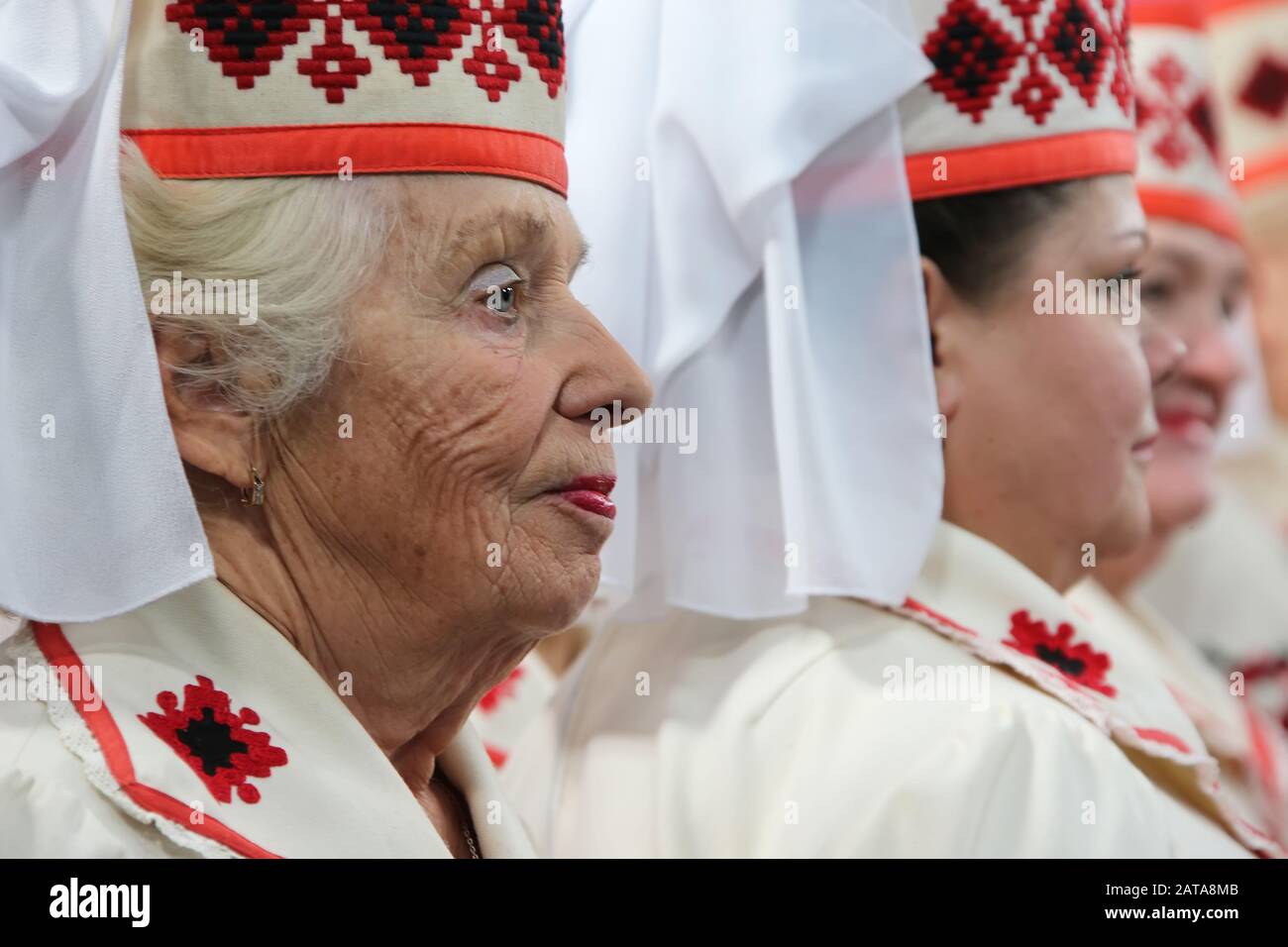 Bielorussia, la città di Gomil, 12 novembre 2018. Casa dei pensionati. Le vecchie donne slave cantano canzoni. Donne bielorusse in cappelli nazionali. Foto Stock