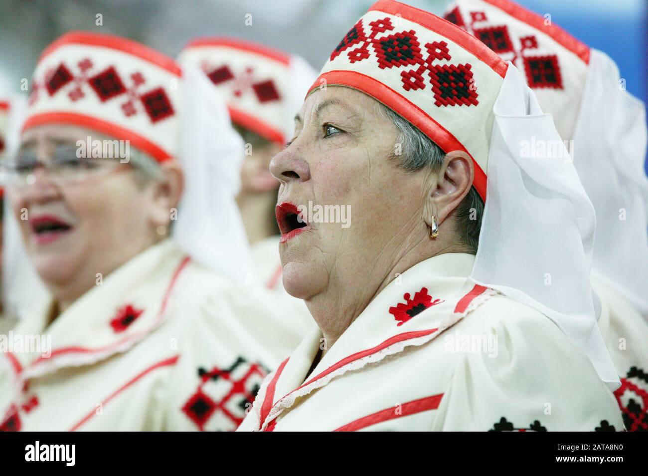Bielorussia, la città di Gomil, 12 novembre 2018. Casa dei pensionati. Le vecchie donne slave cantano canzoni. Donne bielorusse in cappelli nazionali. Foto Stock