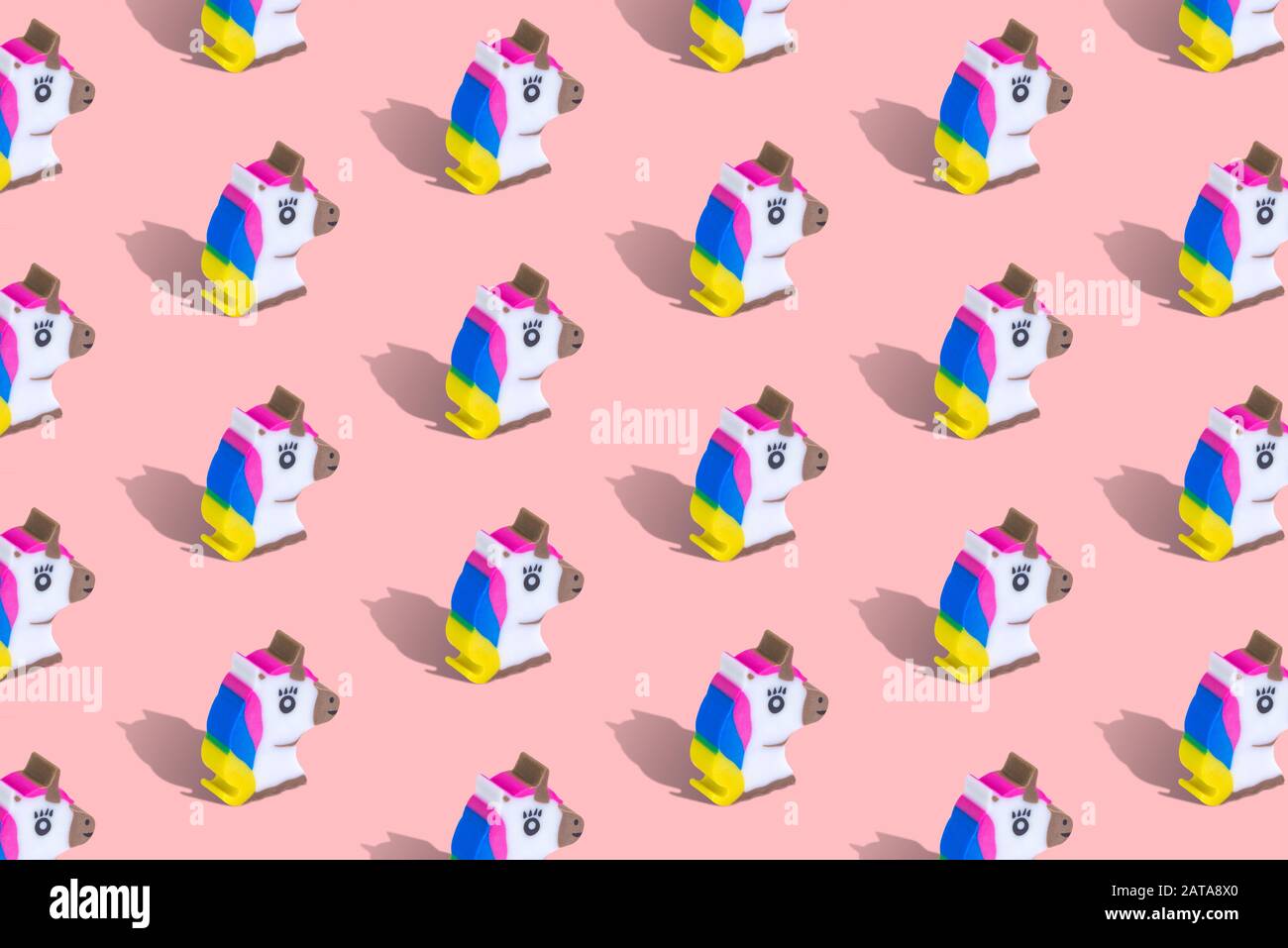 Unicorno testa senza cuciture motivo su sfondo rosa pastello concetto creativo minimo. Foto Stock