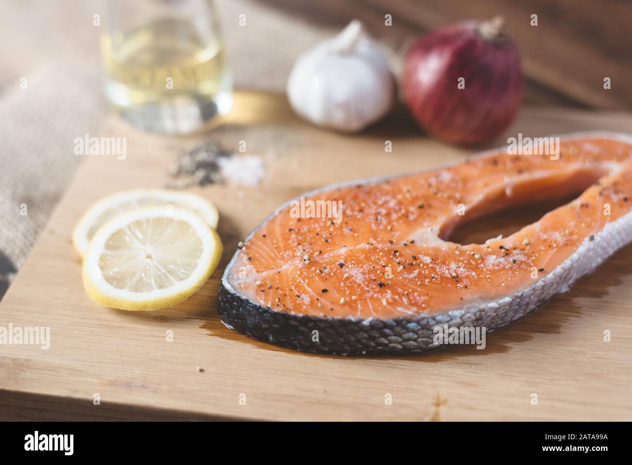 Salmone fresco crudo su un tagliere di legno. Concetto di menù dietetico e ingrediente di cucina Foto Stock