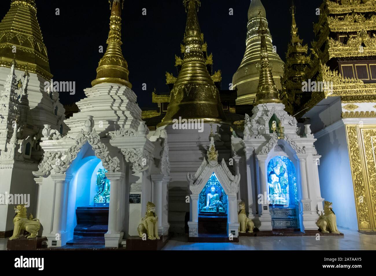Stupa e Buddha alla Pagoda Shwedagon, uno stupa dorato situato a Yangon, Myanmar Foto Stock
