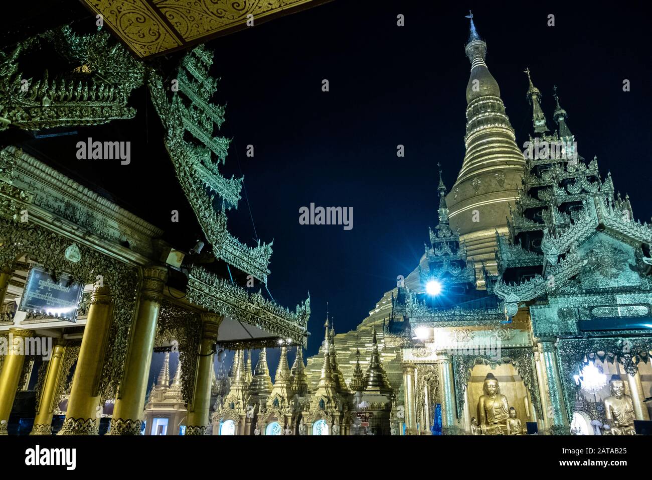 Vista notturna della Pagoda Shwedagon, uno stupa dorato situato a Yangon, Myanmar Foto Stock