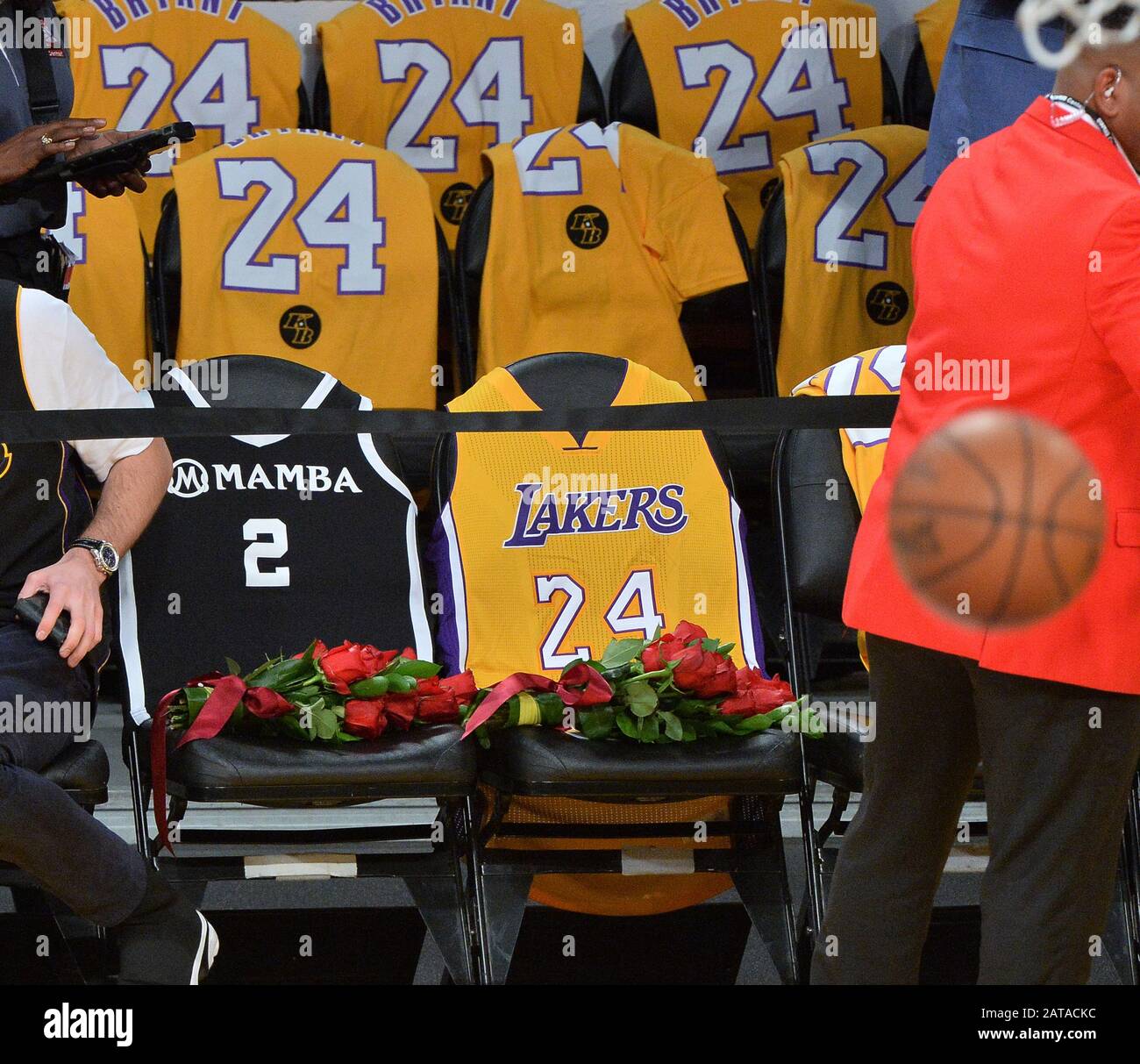 Los Angeles, Stati Uniti. 31st Gen 2020. Le maglie della leggenda dei Lakers tardi Kobe Bryant (R) e sua figlia Gianna sono drappeggiate sui sedili dove si sono seduti l'ultima volta allo Staples Center quando hanno partecipato a una partita il 29 dicembre durante il loro gioco contro il Portland Trail Blazers Venerdì, 31 gennaio 2020 a Los Angeles. Credito: Upi/Alamy Live News Foto Stock