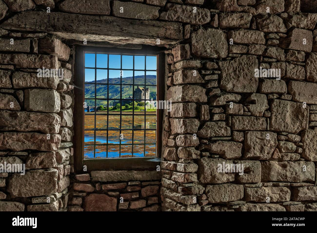 Vista attraverso una finestra del castello di Eilean sul Loch Duich, Scozia, United Kindom Foto Stock