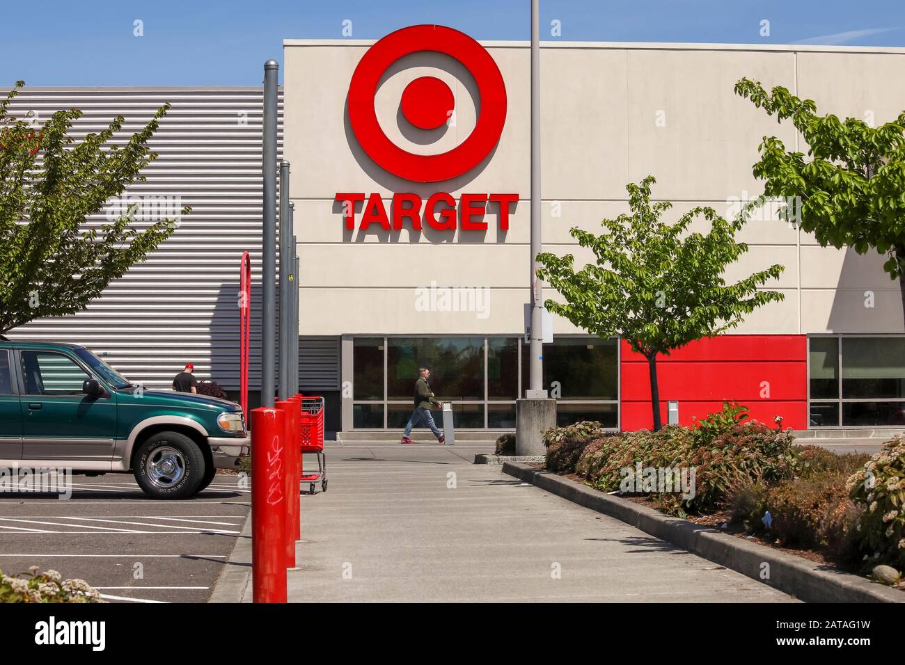 Portland, Oregon / USA - circa 2019: Un uomo cammina di fronte a un negozio Target in una giornata di sole. Foto Stock