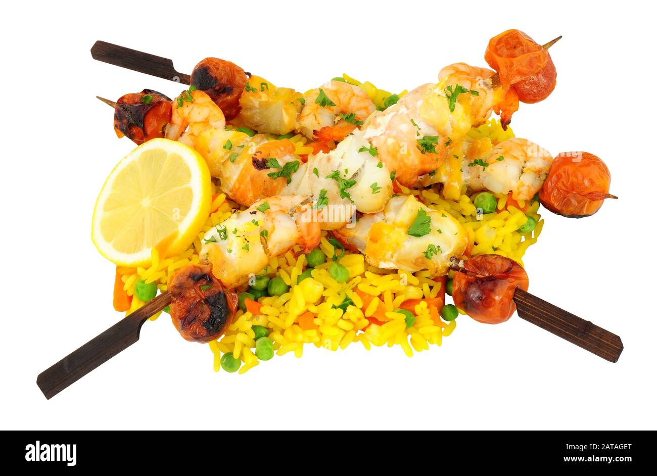 Kebab di pesce alla griglia con riso e verdure isolate su sfondo bianco Foto Stock