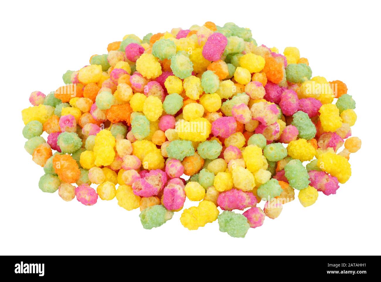 Gruppo di prodotti a base di mais e riso soffiato di colore arcobaleno isolato su sfondo bianco Foto Stock