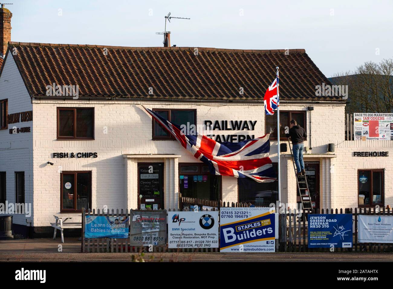 Dereham, Regno Unito. 1° Febbraio 2020. Una gigantesca bandiera dell'Unione viene prelevata dalla casa pubblica della Railway Tavern a Dereham la mattina dopo che il Regno Unito ha lasciato l'UE. Credito: Gruffydd Ll. Thomas/Alamy Live News Foto Stock