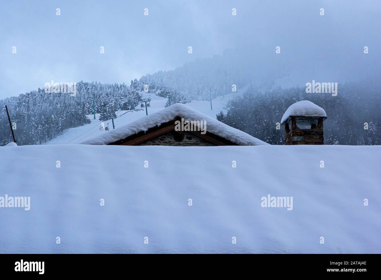 Una casa coperta di neve in inverno Foto Stock