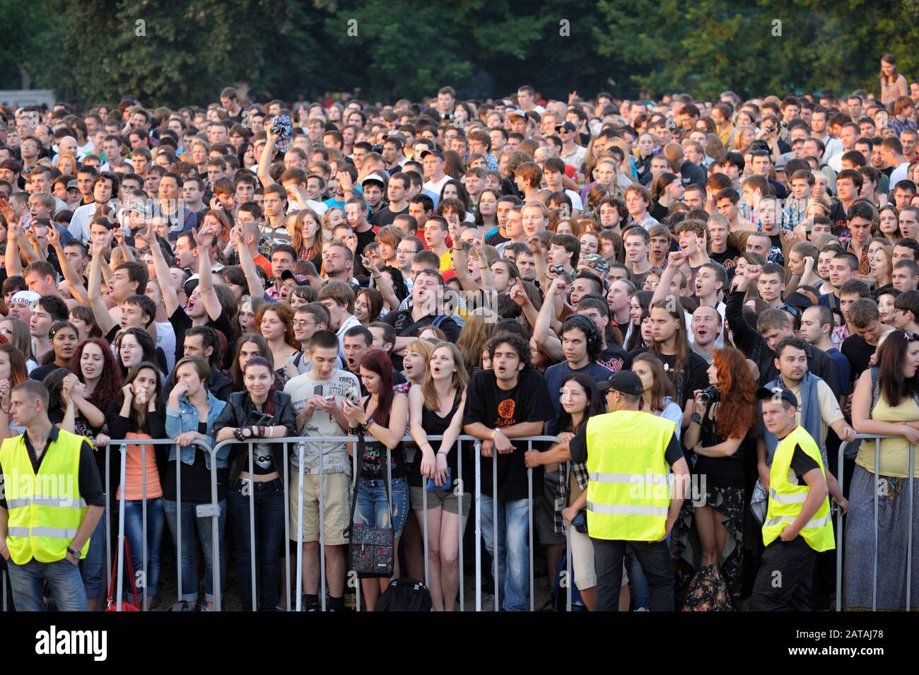 Folla di persone radunate prima dell'inizio del concerto. 5 Settembre 2019. Kiev, Ucraina Foto Stock
