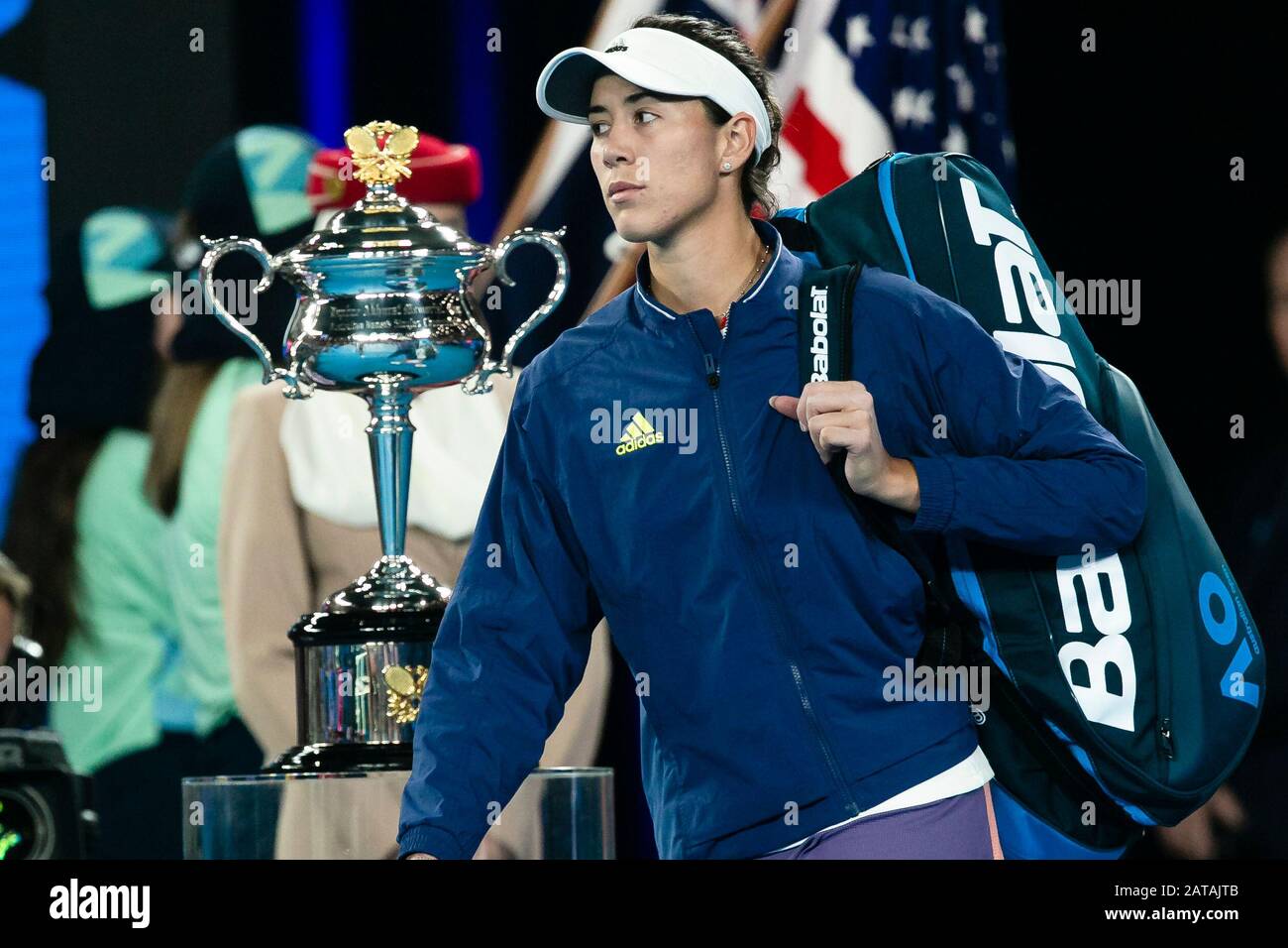 Melbourne, Australia. 01st Feb, 2020. Tennis: Grand Slam, Australian Open. Signore, single, finale, Kenin (USA) - Muguruza (Spagna). Garbine Muguruza passa la coppa del vincitore. Merito: Frank Molter/Dpa/Alamy Live News Foto Stock