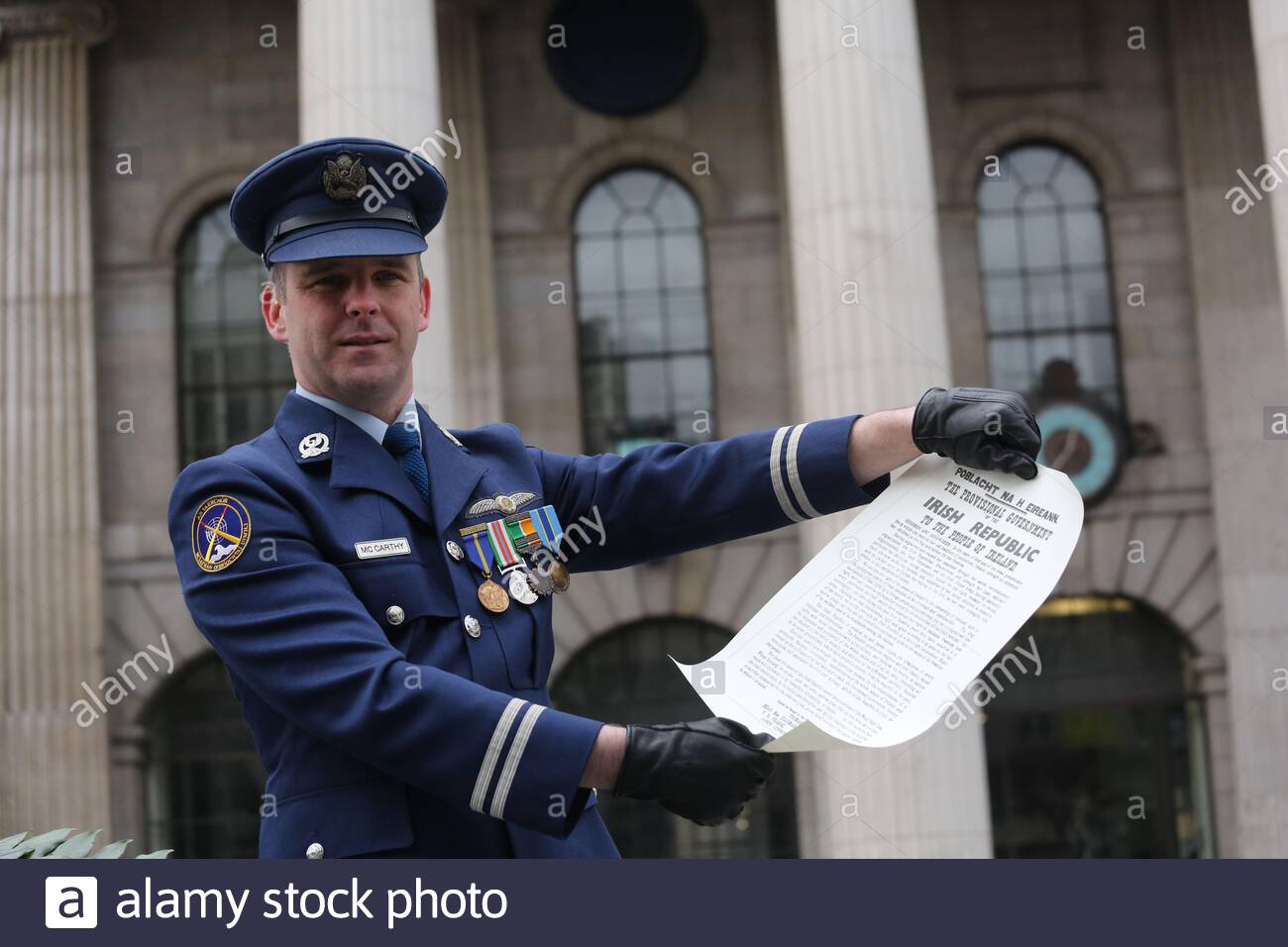 Un capitano dell'esercito irlandese presenta una copia Della Proclamazione della Repubblica irlandese che aveva appena letto durante le cerimonie pasquali del 1916 a Dublino Foto Stock