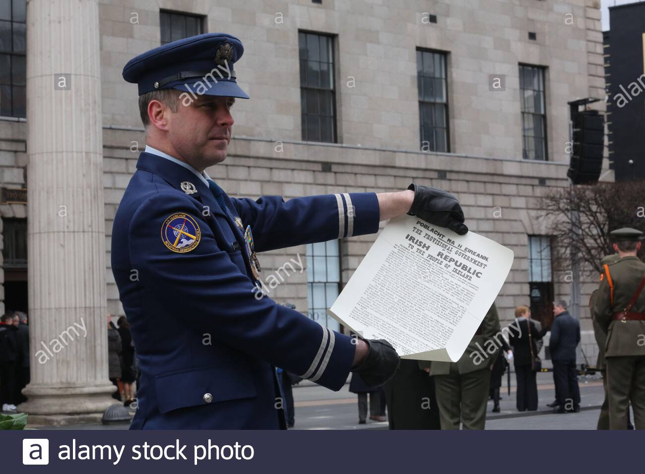 Un capitano dell'esercito irlandese presenta una copia Della Proclamazione della Repubblica irlandese che aveva appena letto durante le cerimonie pasquali del 1916 a Dublino Foto Stock