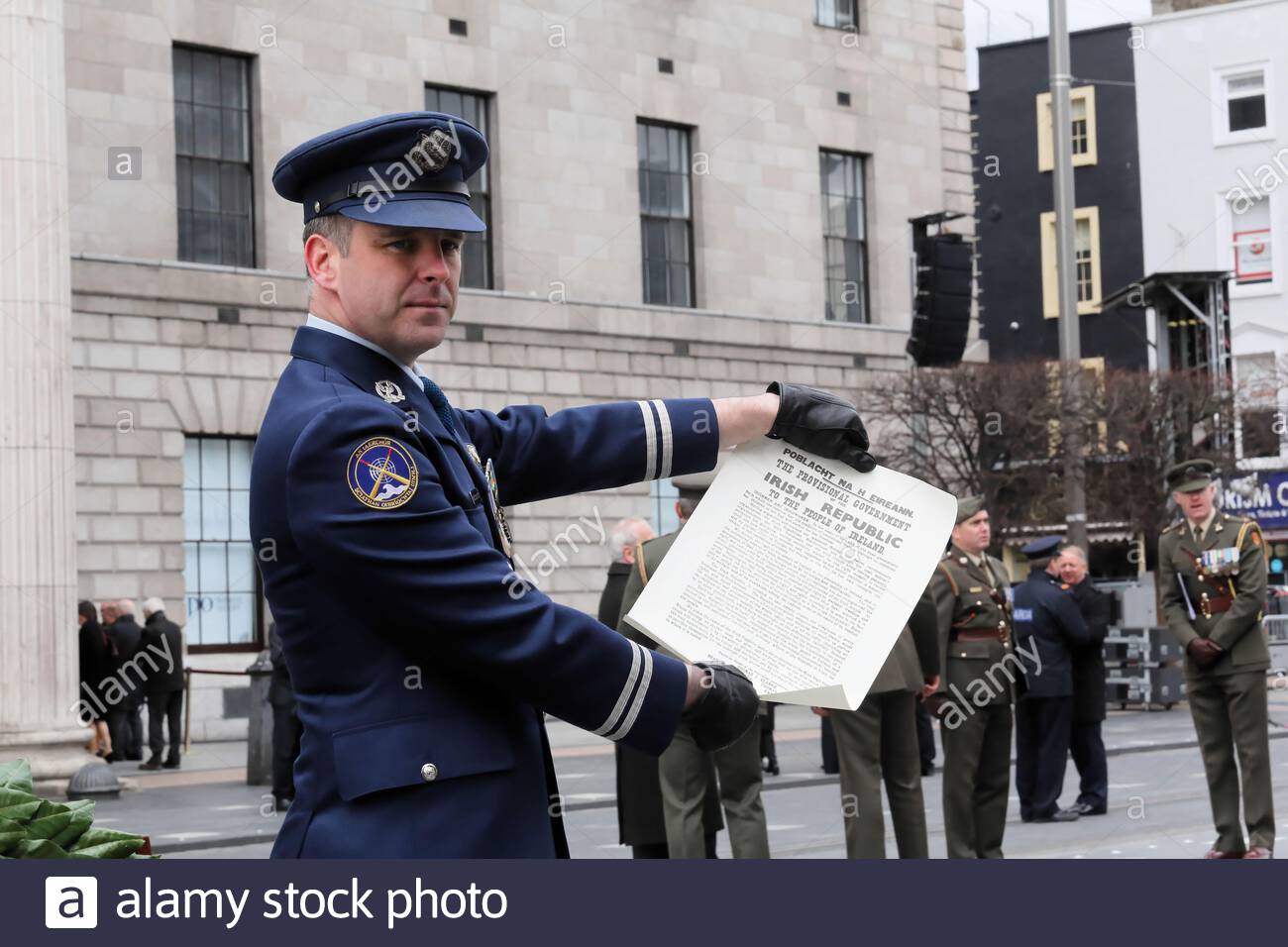 Un capitano dell'esercito irlandese presenta una copia Della Proclamazione della Repubblica irlandese che aveva appena letto durante le cerimonie pasquali del 1916 a Dublino Foto Stock