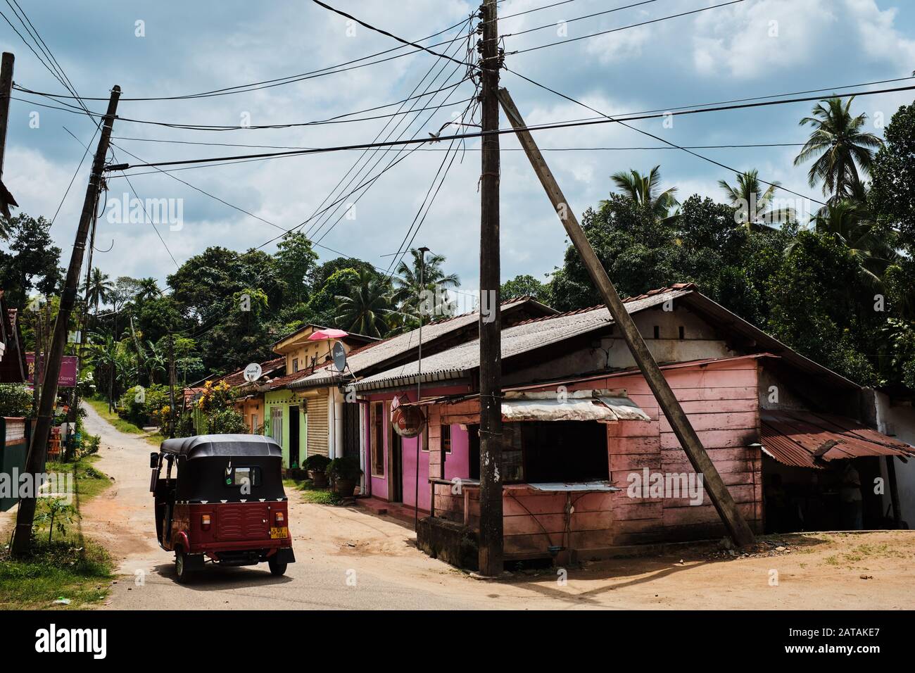 Tuk Tuk guida attraverso un villaggio in Sri Lanka Foto Stock