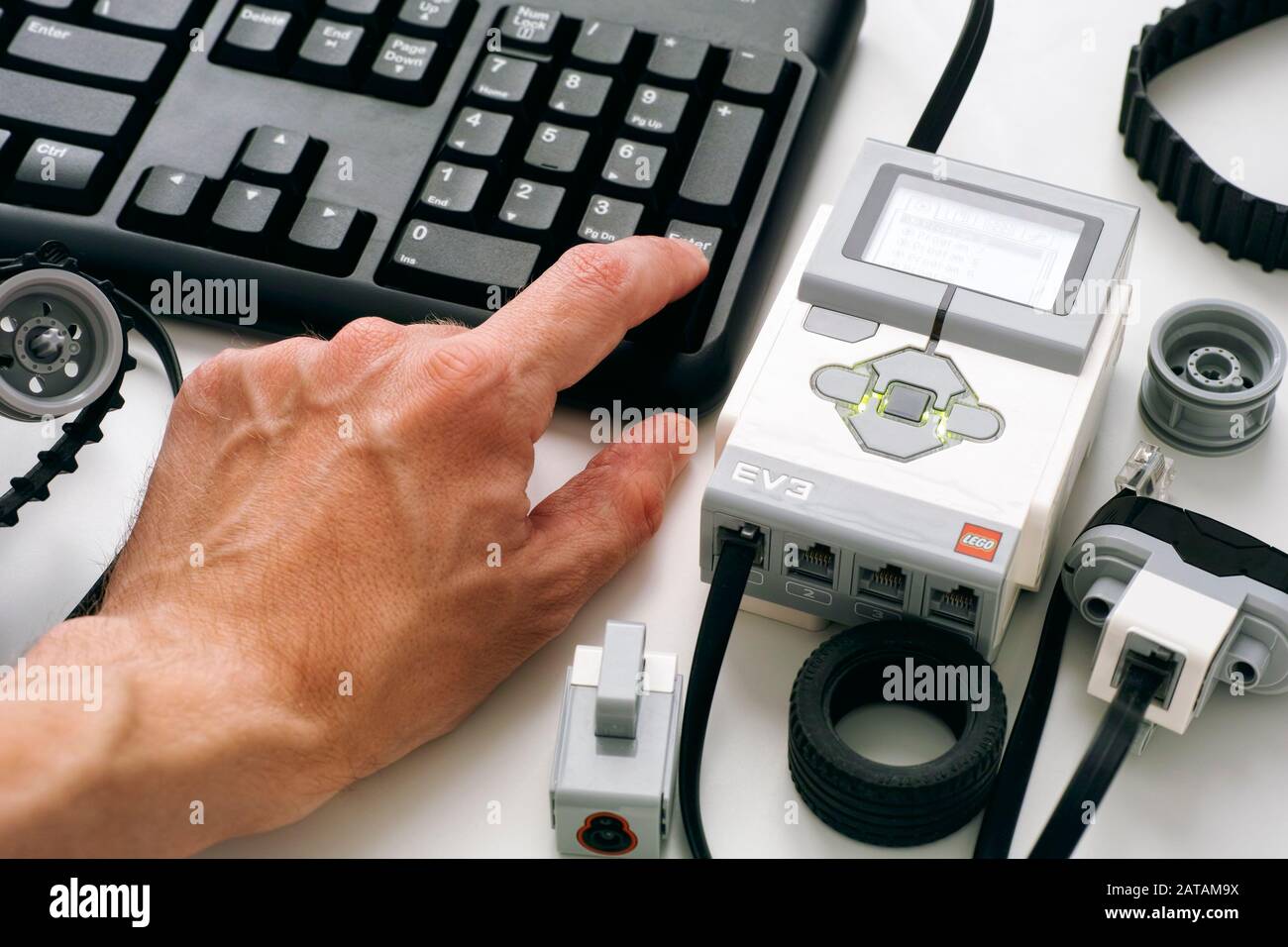 Tambov, Federazione russa - 25 dicembre 2019 Persone che codificano la tastiera LEGO MINDSTORMS EV3 blocchi robot sul computer. Foto Stock