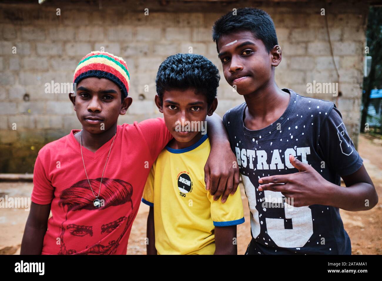 Tre giovani ragazzi dello Sri Lanka che posano sulla strada per la foto. Foto Stock