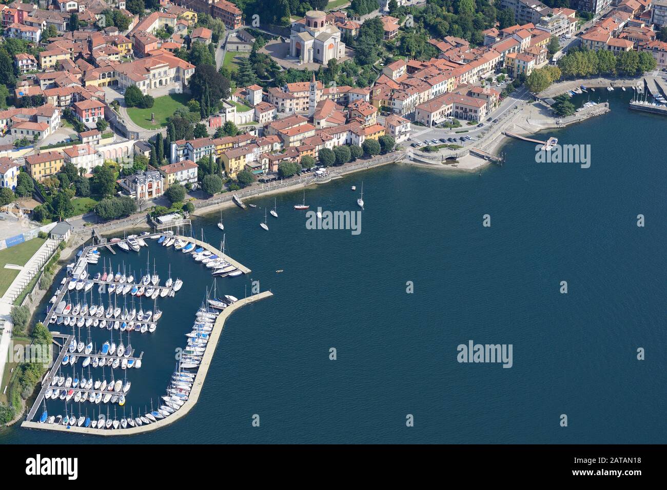 VISTA AEREA. Pittoresca cittadina lacustre di Laveno. Laveno-Mombello, Lago maggiore, Provincia di Varese, Lombardia, Italia. Foto Stock