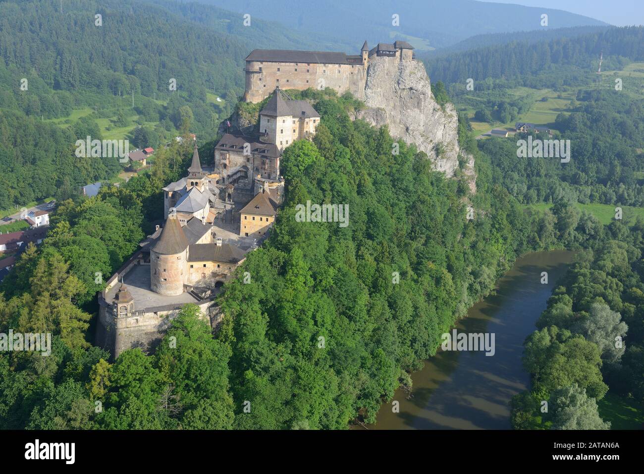 VISTA AEREA. Castello di Orava. Oravsky, Podzamok, Slovacchia. Foto Stock