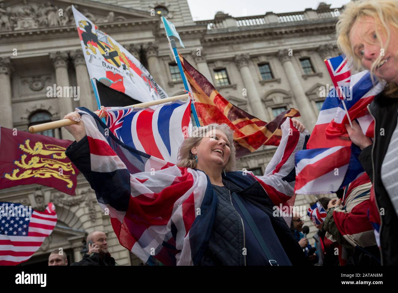 Dopo tre anni e mezzo di sconvolgimenti politici al parlamento britannico, i sostenitori della Brexit celebrano a Westminster il giorno della Brexit, il giorno in cui il Regno Unito lascia legalmente l’Unione europea, il 31st gennaio 2020, a Londra, in Inghilterra. Foto Stock