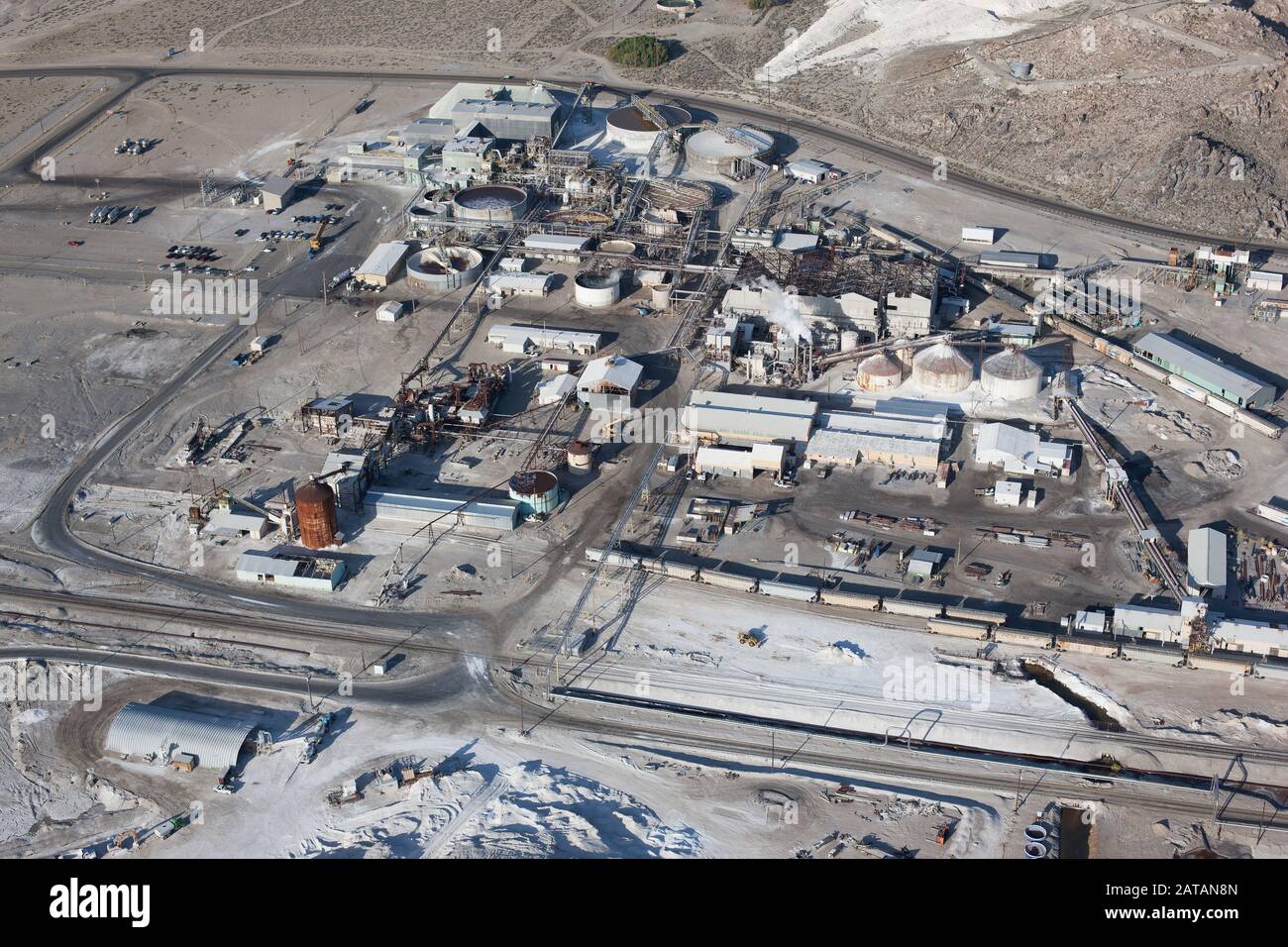 VISTA AEREA. Grandi infrastrutture per la produzione di borace. Searless Valley Minerals a Trona, Contea di San Bernardino, California, Stati Uniti. Foto Stock
