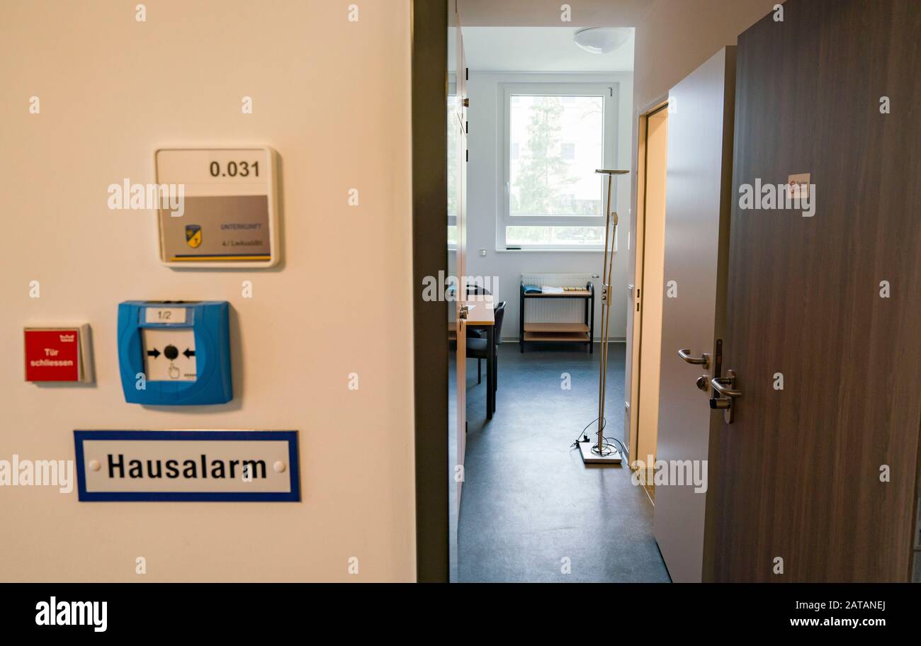 Germersheim, Germania. 01st Feb, 2020. Vista in una delle camere nella caserma Südpfalz della Bundeswehr. Un aereo dalla Cina è previsto all'aeroporto di Francoforte nel corso della giornata. I passeggeri saranno brevemente seguiti lì e poi portati in autobus a Germersheim. Per il periodo di incubazione di circa 14 giorni essi devono essere messi in quarantena qui. Credito: Frank Rumpenhorst/Dpa/Alamy Live News Foto Stock