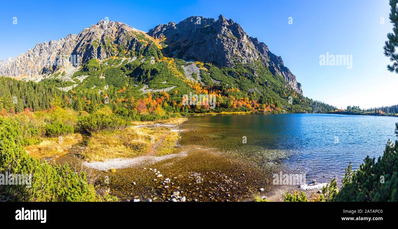 Panoramica e pittoresca vista sul lago di montagna ghiacciaio Poprad (slovacco: Popradske pleso) in alta Tatra, Slovacchia. Sole autunno giorno Foto Stock