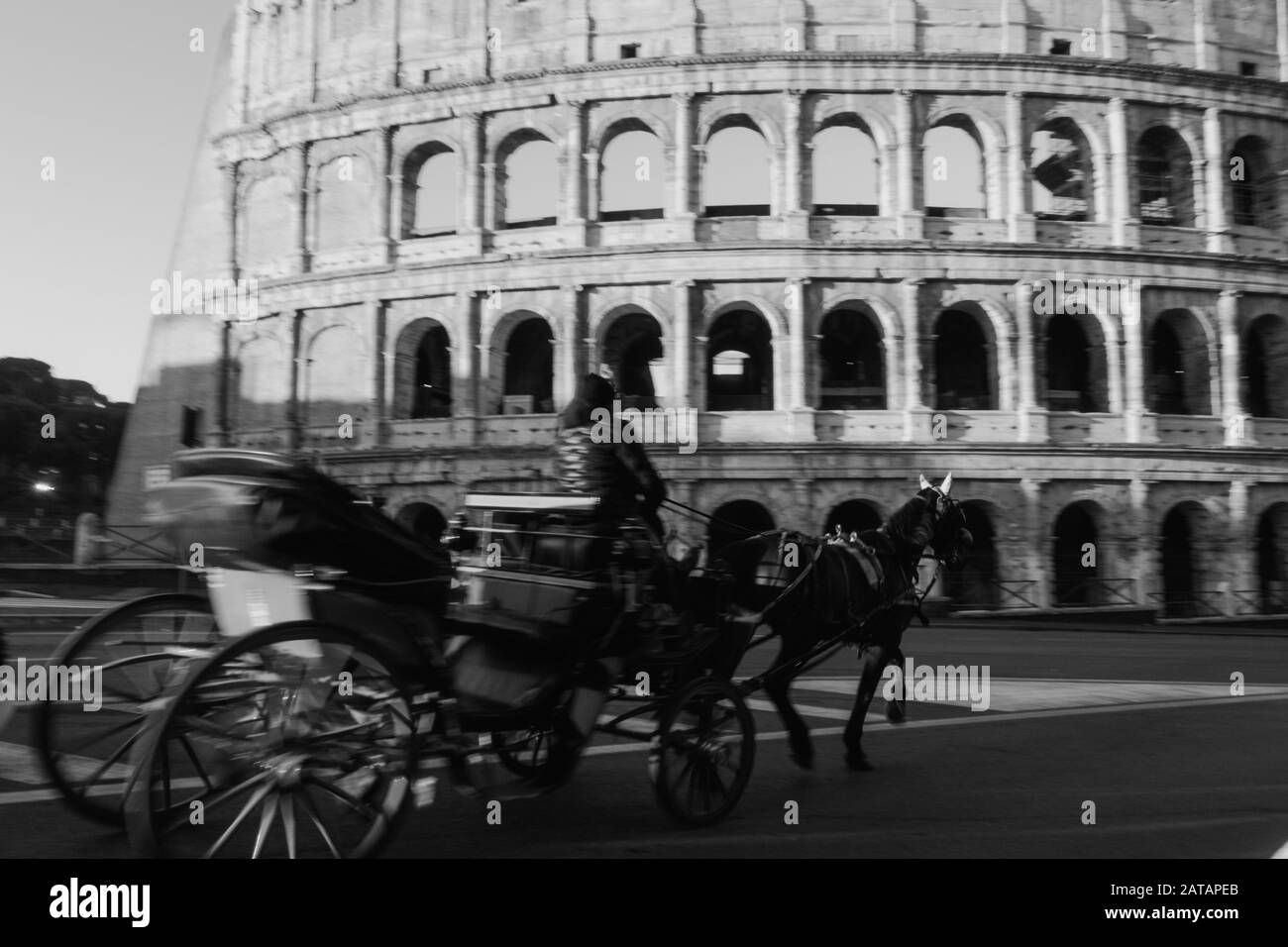 Roma, Italia - 2 gennaio 2020: Immagine offuscata di un cavallo e di un giro in carrozza vicino al Colosseo nel centro di Roma, Italia. Foto Stock