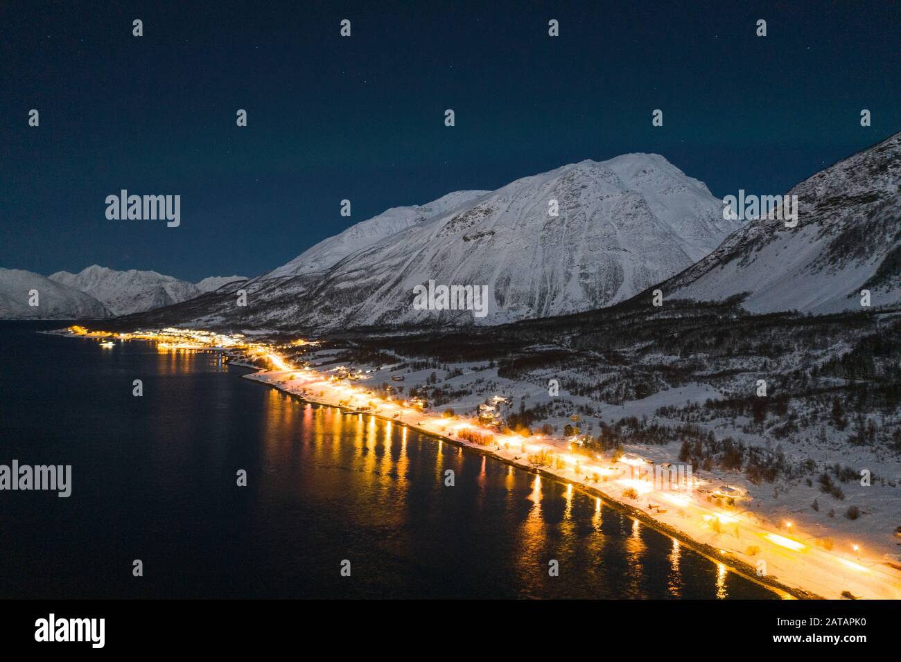 Strada sulla riva del fiordo di Lyngen a Olderdalen, Norvegia Foto Stock