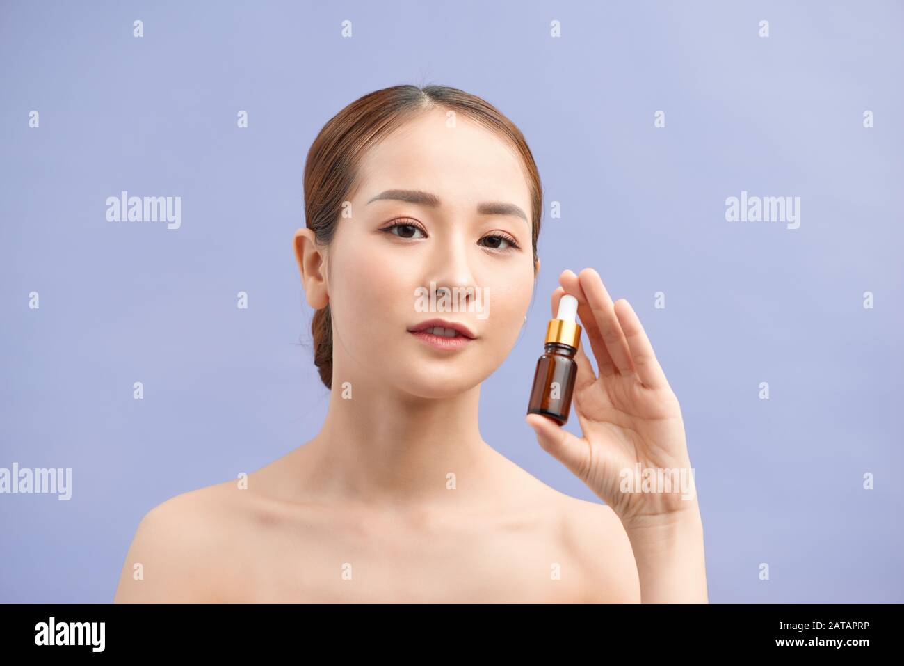 ritratto di bella donna asiatica sorridente sano modello con contenitore cosmetico Foto Stock