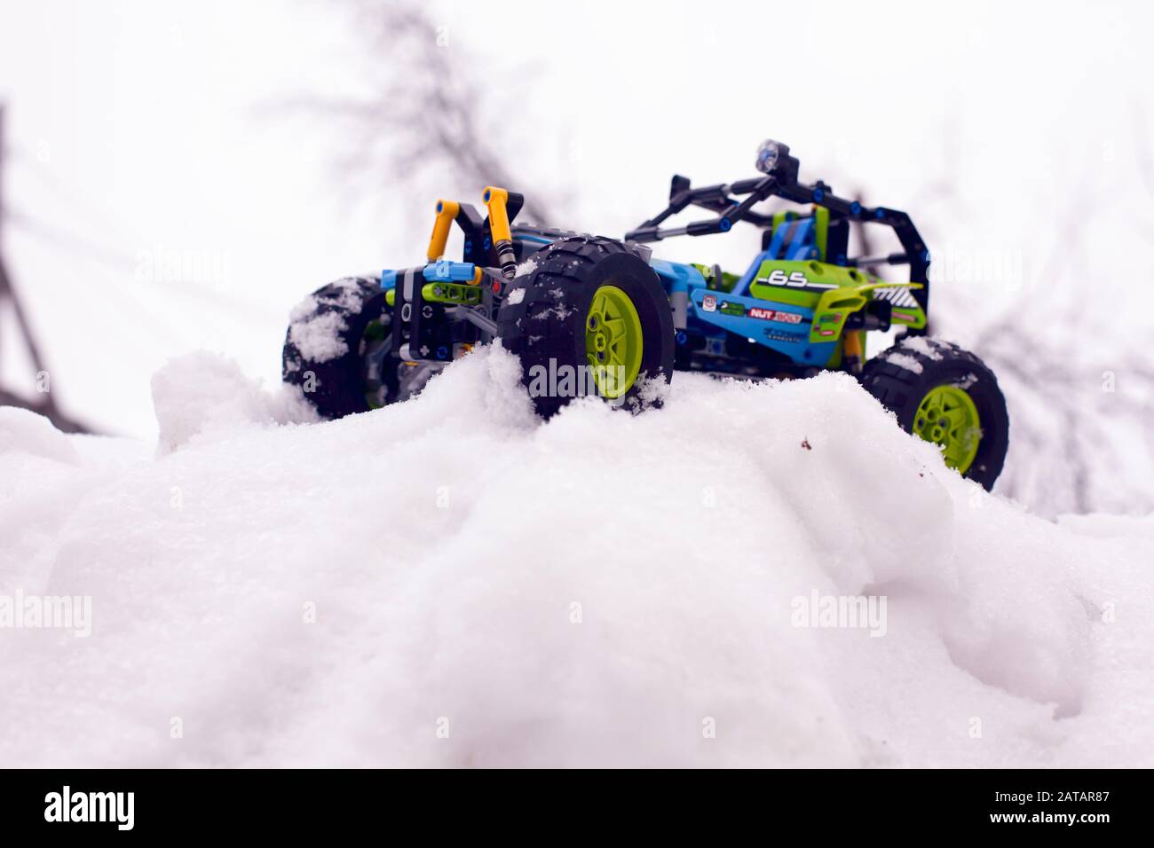 Tambov, Federazione russa - 28 gennaio 2020 Lego Technic Formula Off-Roader su neve collina all'aperto. Foto Stock