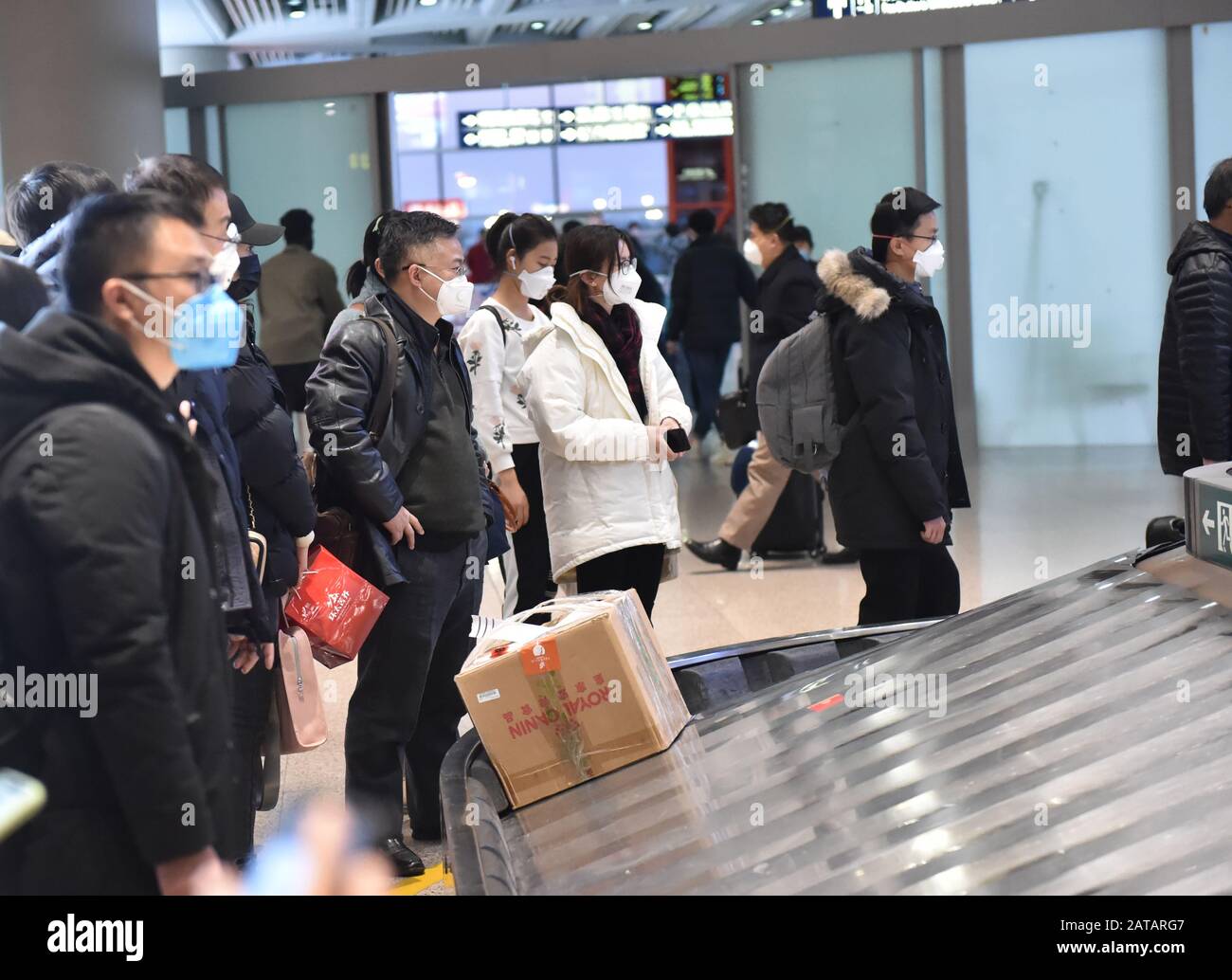 Pechino, Cina. 29th Gen 2020. I passeggeri che indossano maschere aspettano i bagagli all'aeroporto internazionale di Pechino, capitale della Cina, 29 gennaio 2020. Credito: Chen Zhonghao/Xinhua/Alamy Live News Foto Stock