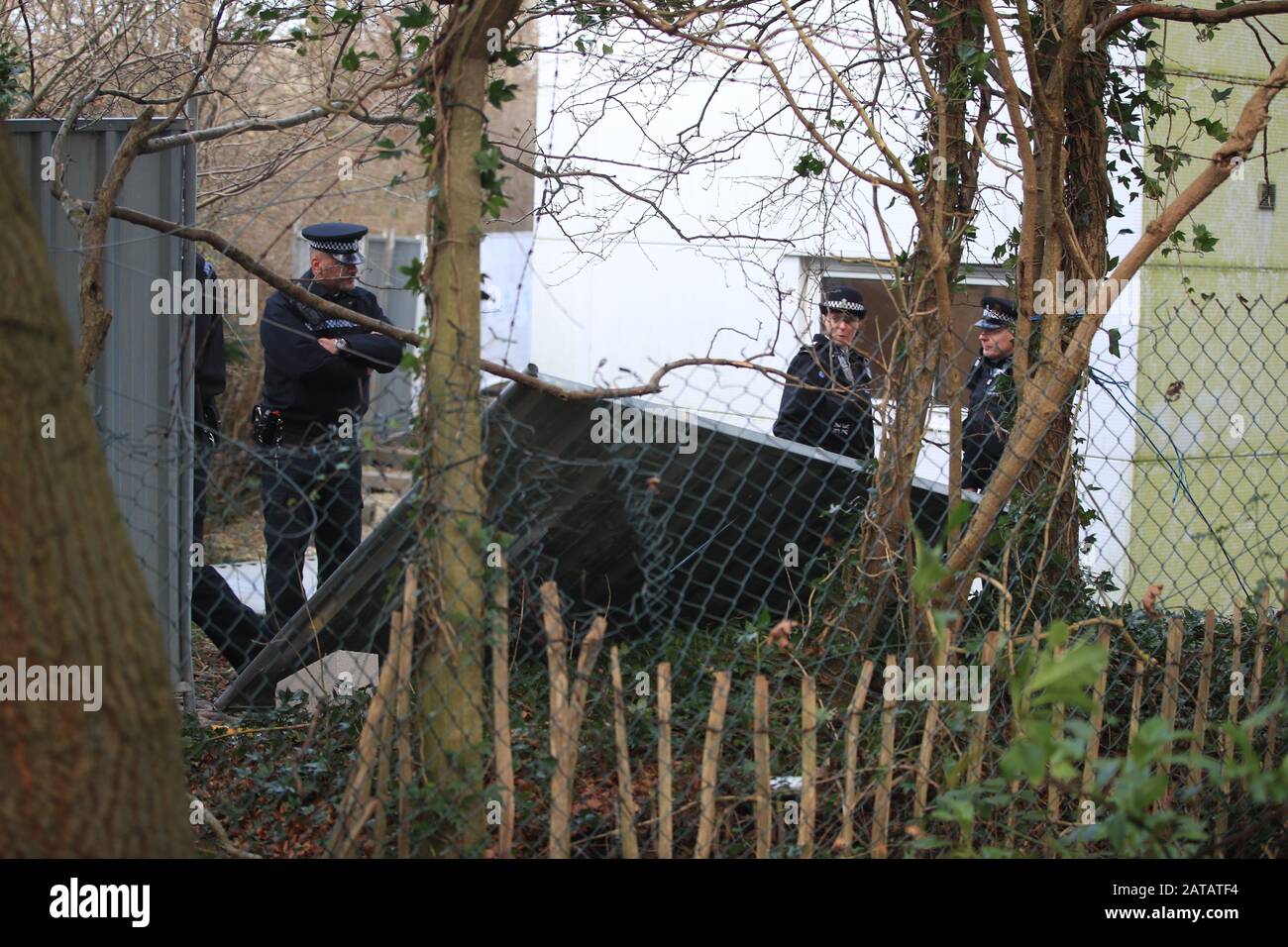 Gli agenti di polizia pattugliano l'Arrowe Park Hospital di Merseyside, fuori dal blocco in cui i cittadini britannici della città colpita dal coronavirus di Wuhan in Cina sono messi in quarantena. Foto Stock