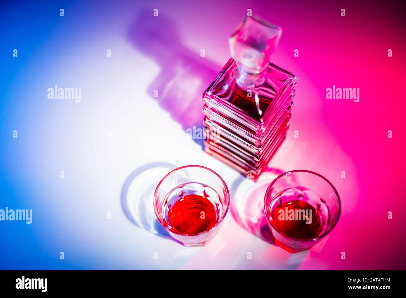 Caraffa quadrata in vetro con liquore e due bicchieri di vetro. Vista dall'alto Foto Stock