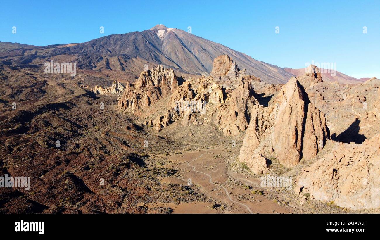 Colpo di drone dal vulcano Teide sull'isola delle Canarie Tenerife. Con sulle rocce in primo piano e sulle pietre di lava marrone sinistra. Foto Stock